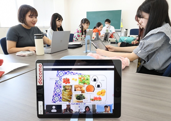 シンガポール国立大の学生とオンラインで弁当について話し合った金城学院高の生徒と金城学院大の学生=守山区の同大で