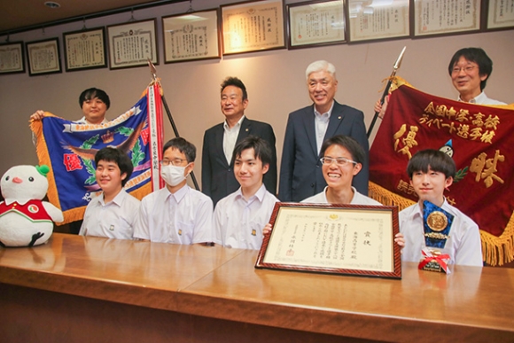 伊藤会長(後列右から2人目)に大会結果を報告した生徒ら=名古屋市西区で