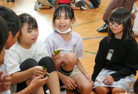 茶葉の匂いを嗅ぐ児童ら=四日市市日永小で