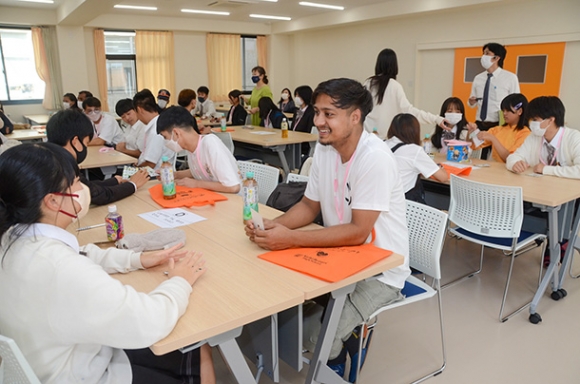 留学生とビンゴゲームで交流する生徒ら=弥富市の愛知黎明高で