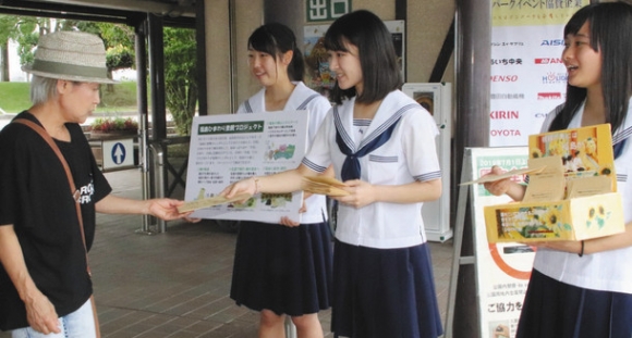 ヒマワリの種を配布する生徒たち=安城市赤松町のデンパークで