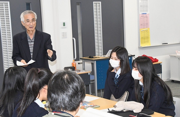 生徒に意見を求める斎藤さん=美浜町奥田の日本福祉大付属高で