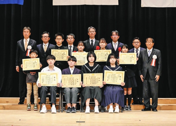 税に関する作文や習字などで優秀作品に選ばれた生徒、児童ら＝愛西市の市文化会館で