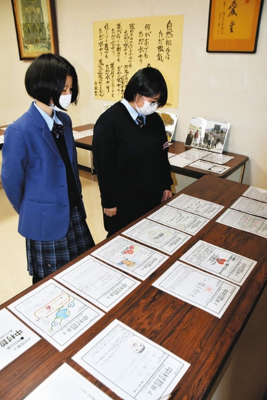 中村哲さんの言葉にスポットを当てた展示＝豊橋市の桜丘高で