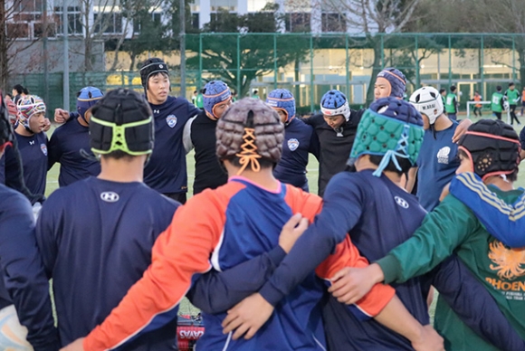 肩を組んで勝利への思いを強くする部員たち=春日井市松本町の中部大春日丘高で