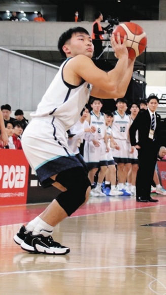 第4Q残り7秒、3点シュートを狙う塚松選手=東京都渋谷区の東京体育館で