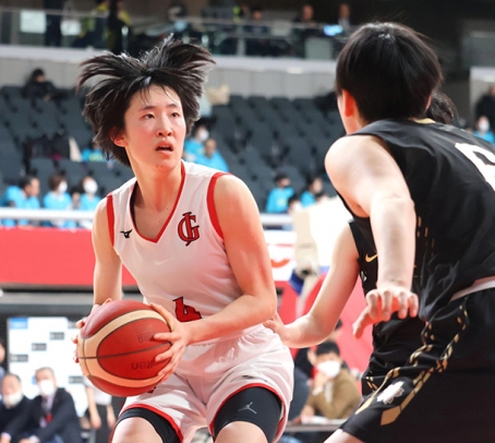 岐阜女-桜花学園 シュートを狙う岐阜女の選手(左)=東京体育館で