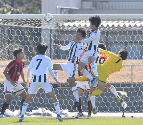 名古屋－日章学園　前半、ヘディングで同点ゴールを決める名古屋・足立（中央右）＝ゼットエーオリプリスタジアムで