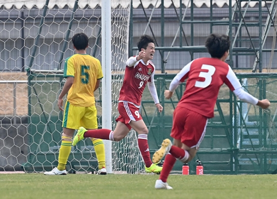 名古屋－北海　ゴールを決め喜ぶ名古屋の選手（中）＝千葉県市原市で