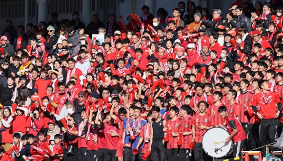 名古屋－市立船橋　イレブンに声援を送る名古屋の応援スタンド＝柏の葉公園総合競技場で