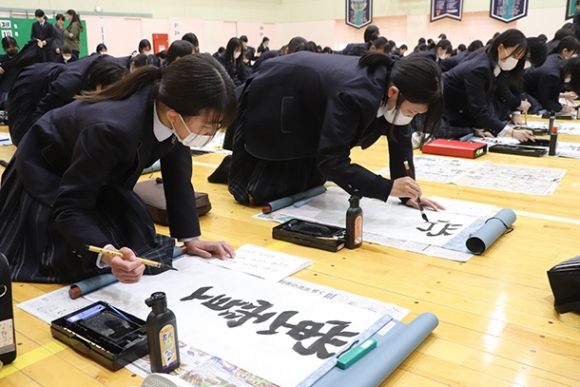 新年の抱負などを書き初めで書く生徒たち＝岐南町三宅の岐阜女子高で