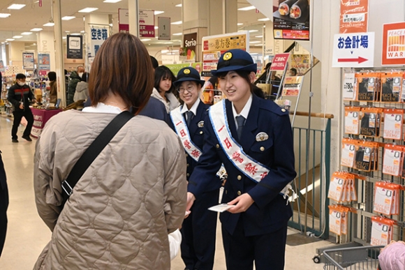 啓発チラシの入ったティッシュを配る生徒たち＝瀬戸市のイオン瀬戸みずの店で