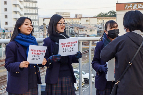 募金への協力を呼びかける生徒ら＝安城市御幸本町のＪＲ安城駅で