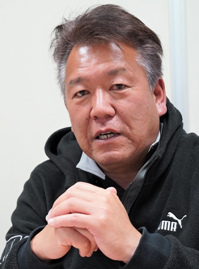 「できる限りの支援をしたい」と思いを語る中部大春日丘ラグビー部の宮地真監督＝愛知県春日井市で