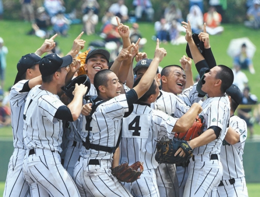 甲子園出場を決め、喜びを爆発させる津田学園ナイン＝三重県営松阪球場で（大橋脩人撮影）