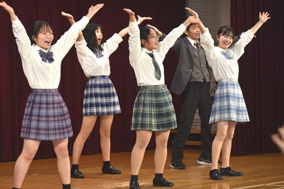 ダンスで会場を盛り上げる生徒＝春日井市浅山町の総合福祉センターで