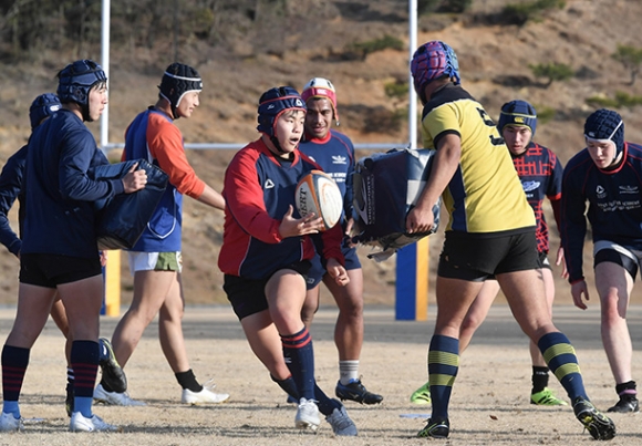 中部大春日丘（黄色）との合同練習をする日本航空石川の選手ら＝４日午後、岐阜県恵那市の中部大研修センターで
