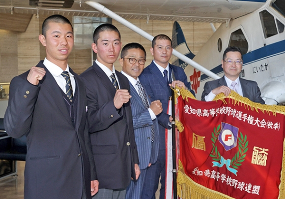 選抜高校野球大会に向けて意気込む（左から）板倉副主将、山口主将、倉野監督ら＝中日新聞社で