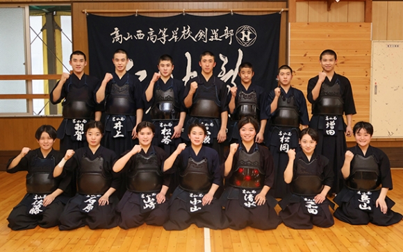全国大会に向けて意気込む剣道部のメンバー=高山西高で