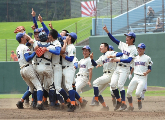 甲子園出場を決め喜ぶ誉ナイン＝２９日、愛知県岡崎市の岡崎市民球場で（松田雄亮撮影）