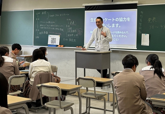 外部から招かれた社会人の助言者から講評を受ける生徒たち＝中村区の名城大付属高で