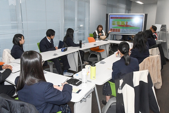 野尻さんの話に耳を傾ける生徒ら＝美浜町の日本福祉大で