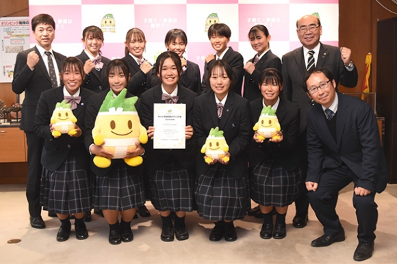 加藤市長（後列右）に出場報告をした部員ら＝稲沢市役所で