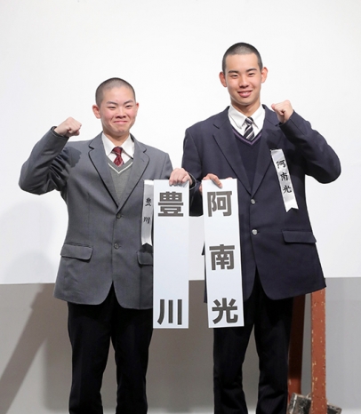 健闘を誓う豊川の鈴木主将(左)と阿南光の井坂琉星主将=大阪市で