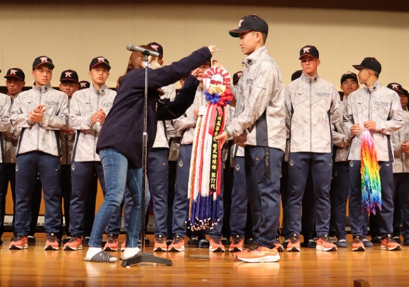 硬式野球部の保護者会から千羽鶴を受け取る主将(中央)=豊川市の豊川高で