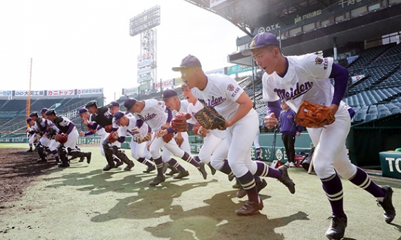 グラウンドへ駆けだす愛工大名電ナイン＝甲子園球場で
