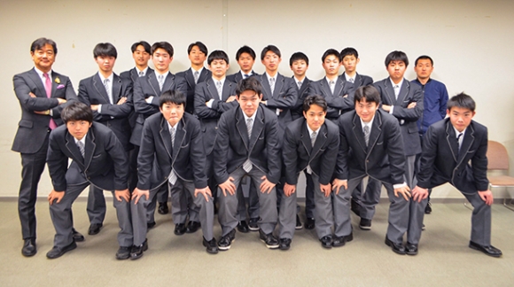 地元県開催の舞台で飛躍を誓う高山西高男子部のメンバー＝高山市役所で