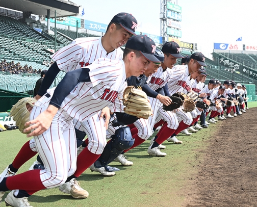 グラウンドに駆けだす豊川ナイン＝甲子園球場で