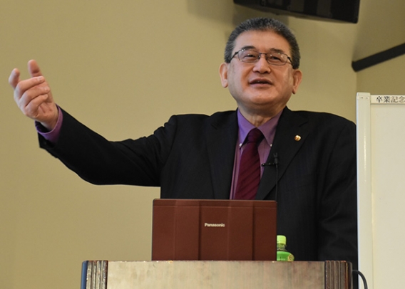 講演する伊藤さん＝江南市東野町の滝学園講堂で