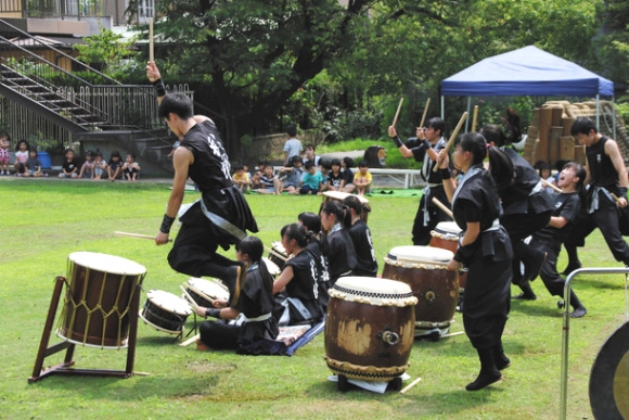園児が見物する中、熱演する岡崎城西高和太鼓部員ら=碧南市松本町のへきなんこども園で