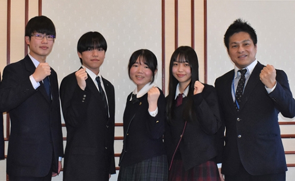 コンテストへの意気込みを語った合唱部員ら＝四日市市役所で