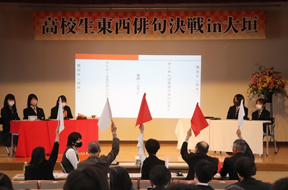 審査員の判定を見守る出場選手たち＝大垣市総合福祉会館で