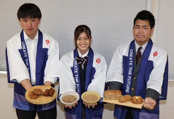 ミライ創ろまい課が商品化した麦芽かすを用いたパンと焼き菓子＝瑞浪市役所西分庁舎で