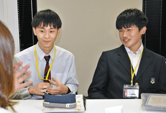 校則やルールの見直しなどについて話し合う生徒ら＝名古屋・名駅のウインクあいちで