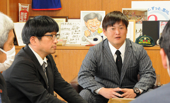 竹本市長（右）に選抜高校野球大会の報告をする長谷川監督（右から２人目）＝豊川市役所で