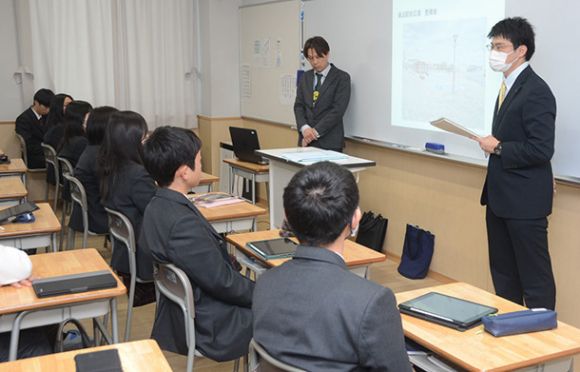 生徒たちに藤浪駅前の整備について説明する市職員ら＝愛西市の清林館高で