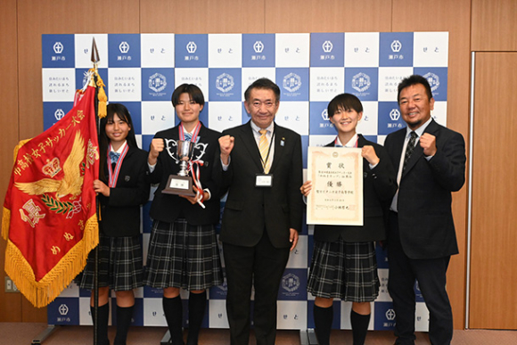 （左から）桑原さん、梅村さん、川本市長、江崎さん、多田監督＝瀬戸市役所で