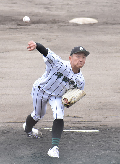 準決勝、決勝で先発した津田学園の中村=津市営球場で(石曽根和花撮影)