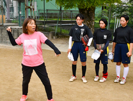 部員に身ぶり手ぶりを加えて指導する上松監督（左）＝多治見市明和町の多治見西高で