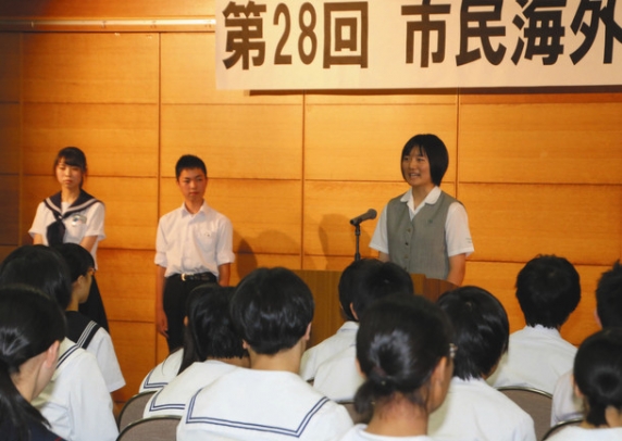 意気込みを語る米国コース団長の塚本さん(奥右)=高山市役所で