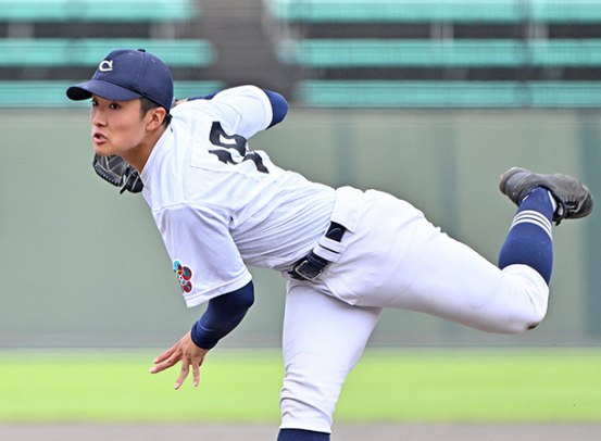 津田学園-中京大中京 先発し力投する中京大中京の佐藤=長良川球場で