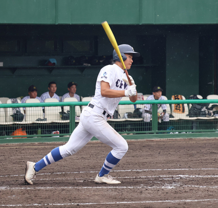 愛産大三河-豊橋中央 4回裏豊橋中央1死一、二塁 右越えに3点本塁打を放つ佐藤=豊橋市民球場で