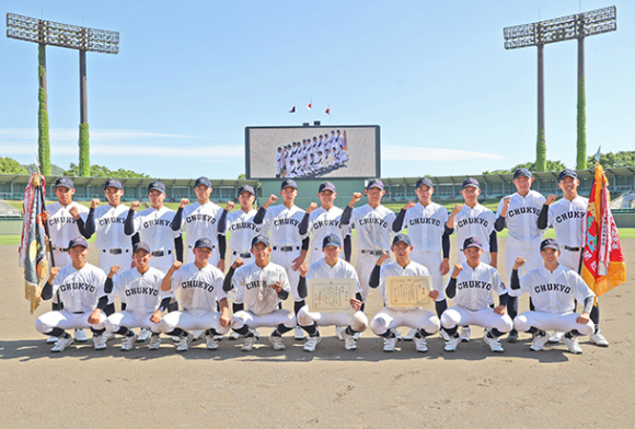 優勝した中京大中京ナイン=長良川球場で
