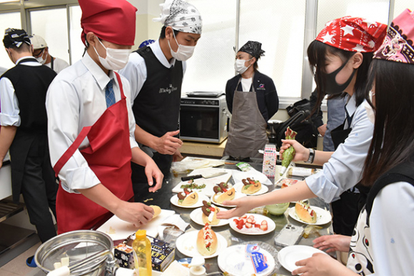 オリジナルパンの調理に取り組む生徒ら＝鈴鹿市の鈴鹿高で