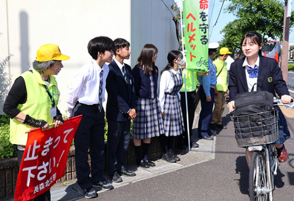交差点付近で自転車の安全利用を呼びかける生徒ら＝岐阜市野一色で