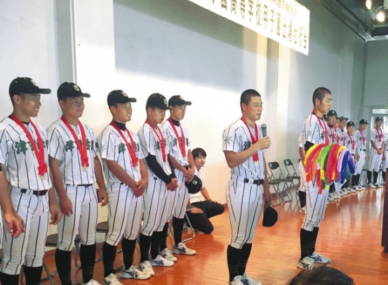 千羽鶴を手にする石川主将（手前右）とお礼を述べる前川選手ら＝桑名市の津田学園高で